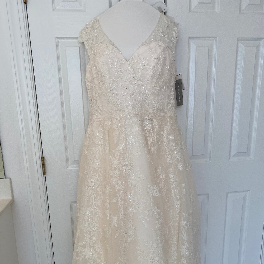 Great Juju New Wedding dress! Size 18